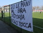 “Giù le mani dal Bra, la storia non si tocca”: la Gioventù Giallorossa contraria alla fusione, scritte allo stadio e alla partita dell’Albese