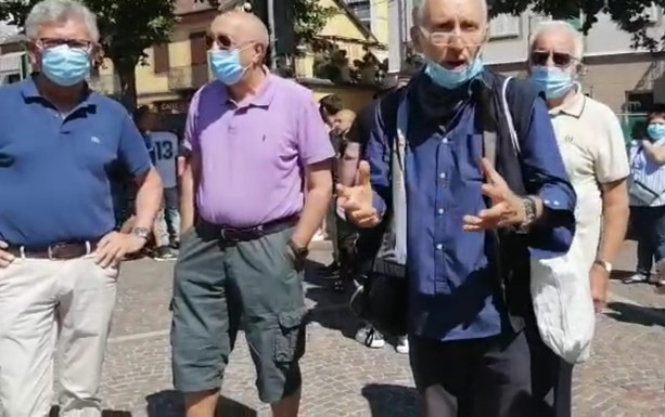 Palloncini bianchi e "bikers": parte la protesta contro la Torteria di Chivasso in sostegno di Ciccio Maletta Palloncini bianchi e "bikers": parte la protesta contro la Torteria di Chivasso in sostegno di Ciccio Maletta