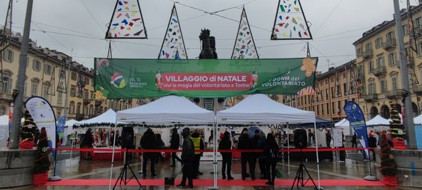 Natale fa rima con solidarietà, inaugurato il Villaggio del Volontariato di Piazza Bodoni [FOTO]