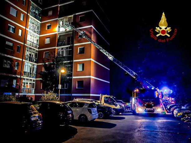 Ferragosto tragico, in via Quarello: incendio in un edificio di 10 piani, un morto