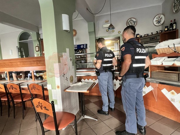 Derubati tre volte in otto giorni, i titolari del self-service Il Sole di Cuneo: "Siamo esasperati" Derubati tre volte in otto giorni, i titolari del self-service Il Sole di Cuneo: "Siamo esasperati"