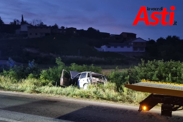 ++ ARTICOLO AGGIORNATO ++ Agliano: si cercano in un campo i passeggeri di un'auto uscita di strada