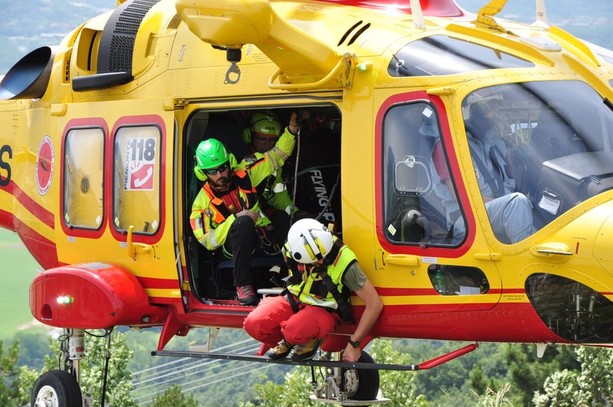 Maccagno, operaio cade da un pilone dell'elettricità nel bosco: trasportato in ospedale dall'elisoccorso