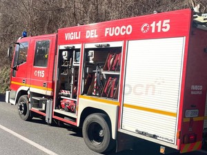 Fiamme sotto il castello vecchio di Barge: intervento in corso per un incendio di sterpaglie Fiamme sotto il castello vecchio di Barge: intervento in corso per un incendio di sterpaglie