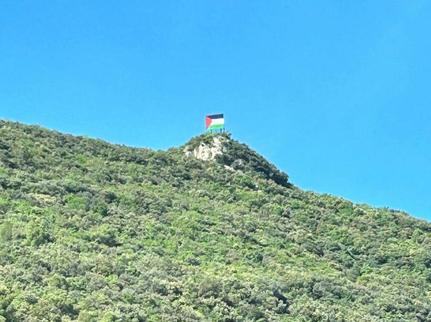 Maxi bandiera della Palestina dipinta sul ripetitore della Caprazoppa: a Finale si scatena il dibattito Maxi bandiera della Palestina dipinta sul ripetitore della Caprazoppa: a Finale si scatena il dibattito