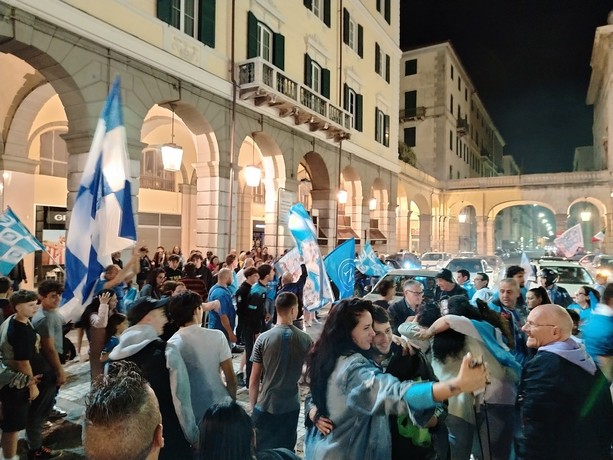 Il Napoli è campione d'Italia per la quarta volta: la festa scudetto anche in Piazza Mameli (FOTO E VIDEO)