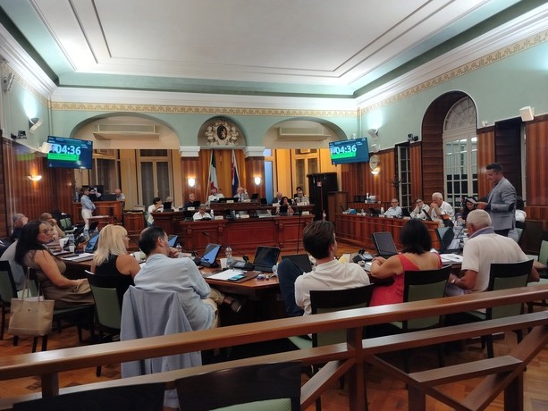Rendiconto di bilancio, scontro in consiglio comunale a Sanremo: l'opposizione accusa la maggioranza di rinviare il confronto sull'avanzo