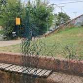 Mirafiori Sud, il campetto di via Artom tra trappole di ferro e degrado: “Messa in sicurezza urgente”