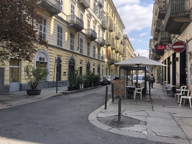 A San Salvario furti e parabrezza spaccati per comprare la droga, gli albergatori lanciano l'allarme A San Salvario furti e parabrezza spaccati per comprare la droga, gli albergatori lanciano l'allarme