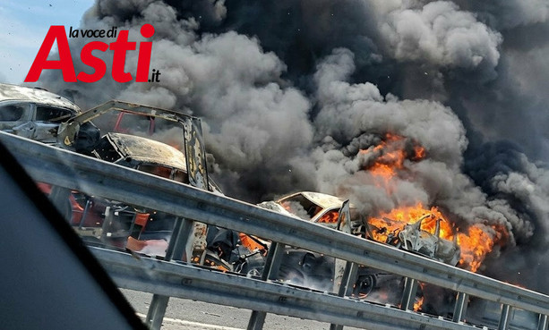 Grave incidente sull'autostrada A21 tra due mezzi pesanti. Prende fuoco una bisarca, morto il conducente [VIDEO]