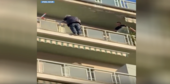 Minaccia di gettarsi dal cornicione di uno stabile nel quartiere Cenisia: salvato dalla Polizia [VIDEO]