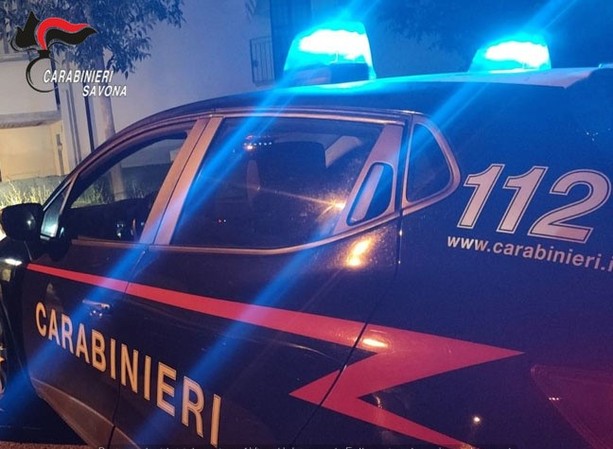 Albenga, colpito da cocci di bottiglia dopo una lite: trasportato al Santa Corona