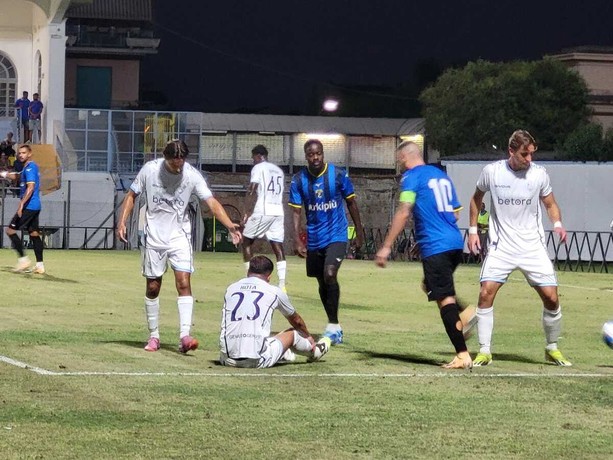 Sanremese-Imperia, il derby parte col botto: 2.000 spettatori e tante occasioni, ma il primo tempo finisce 0-0 (Foto)