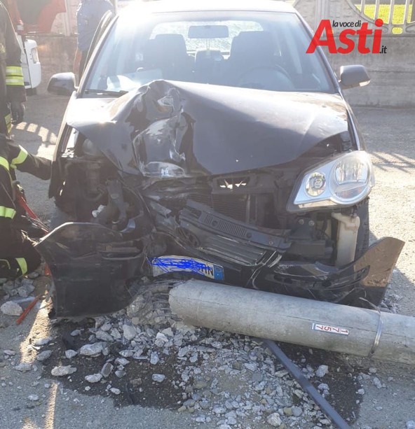 Castell'Alfero: scontro tra due auto. Urtato anche un palo dell'Enel (FOTO) Castell'Alfero: scontro tra due auto. Urtato anche un palo dell'Enel (FOTO)