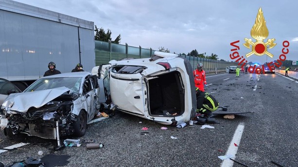FOTO. Pauroso incidente sull'autostrada A9: incastrati nelle lamiere una donna incinta e il figlio di un anno
