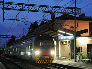 Tragedia sui binari a Parabiago, persona travolta e uccisa da un treno. Linea bloccata e pendolari nel caos Tragedia sui binari a Parabiago, persona travolta e uccisa da un treno. Linea bloccata e pendolari nel caos
