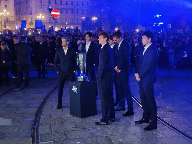 Tutti pazzi per le Atp Finals, bagno di folla per i tennisti sul blue carpet Tutti pazzi per le Atp Finals, bagno di folla per i tennisti sul blue carpet