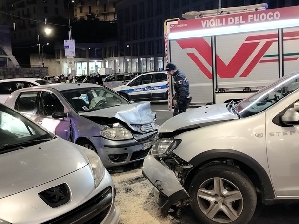Sanremo, scontro in rotatoria dopo un malore: coinvolti anche uno scooter e un’altra auto (Foto)