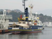 Savona, sbarca in porto la nave Humanity 1: scattano i controlli sanitari sui 45 migranti (FOTO)