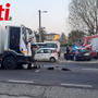 Incidente all'alba al Palucco: si sono scontrati un mezzo di raccolta rifiuti e un furgone
