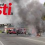 Provvidenziale intervento per un mezzo in fiamme in via Cuneo [FOTO e VIDEO]