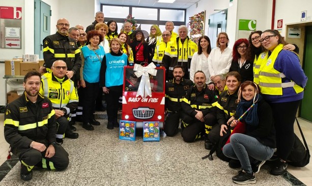 Niente carbone, ma tanti sorrisi per i piccoli pazienti del Regina Margherita: è arrivata la Befana dei Pompieri