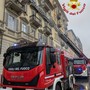Brucia un appartamento in corso Re Umberto: evacuato il palazzo, al lavoro 6 squadre e 17 vigili del fuoco Brucia un appartamento in corso Re Umberto: evacuato il palazzo, al lavoro 6 squadre e 17 vigili del fuoco