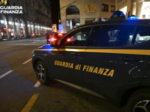 Macchina "sospetta" all'autolavaggio: due persone nei guai. Veicolo sequestrato dalla Guardia di Finanza