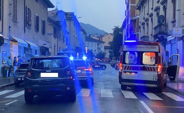 Omicidio in pieno centro a Luino, una tragedia familiare: interrogato il figlio 25enne