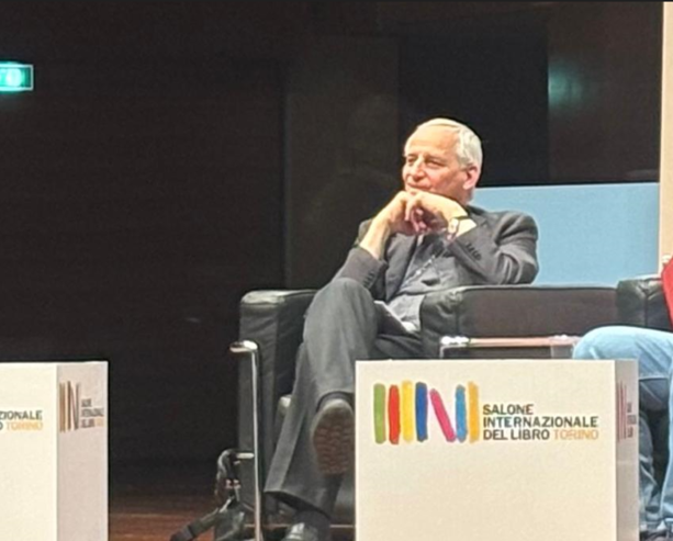 L'appello del cardinale Zuppi al SalTo2025: “Inaccettabile i bambini che muoiono in tutte le guerre”. &quot;Io al posto di Leone XIV? Non ce l'avrei fatta&quot;