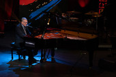 Tutti gli occhi del Tenco su Gaza: la musica si fa resistenza, l’Ariston si ferma per Nabil Bey e si illumina con Tosca e Silvestri (Foto) Tutti gli occhi del Tenco su Gaza: la musica si fa resistenza, l’Ariston si ferma per Nabil Bey e si illumina con Tosca e Silvestri (Foto)