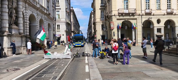 Una nave della Freedom Flotilla blocca via Milano: la protesta a sostegno della missione umanitaria [FOTO]