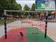 I vandali spaccano le altalene nel giardino appena riaperto dopo i lavori del Pnrr