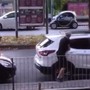 Spaccano il finestrino di un taxi di sera, messi in fuga da un residente