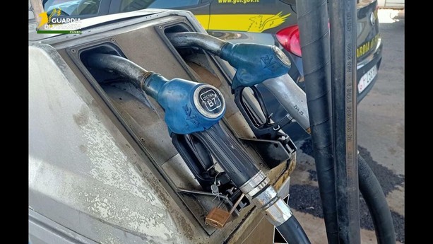Caro carburanti, Guardia di Finanza sequestra colonnina: erogava il 5% in meno di gasolio Caro carburanti, Guardia di Finanza sequestra colonnina: erogava il 5% in meno di gasolio