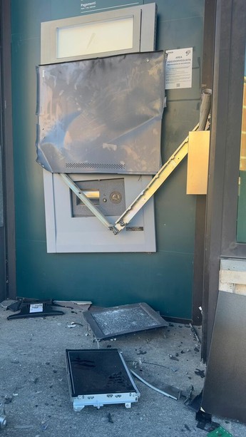 Assalto nella notte al bancomat della Bper di Lagnasco [FOTO]