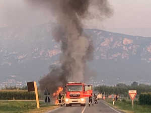 Auto rubata trovata in fiamme nelle campagne di Sommariva Bosco
