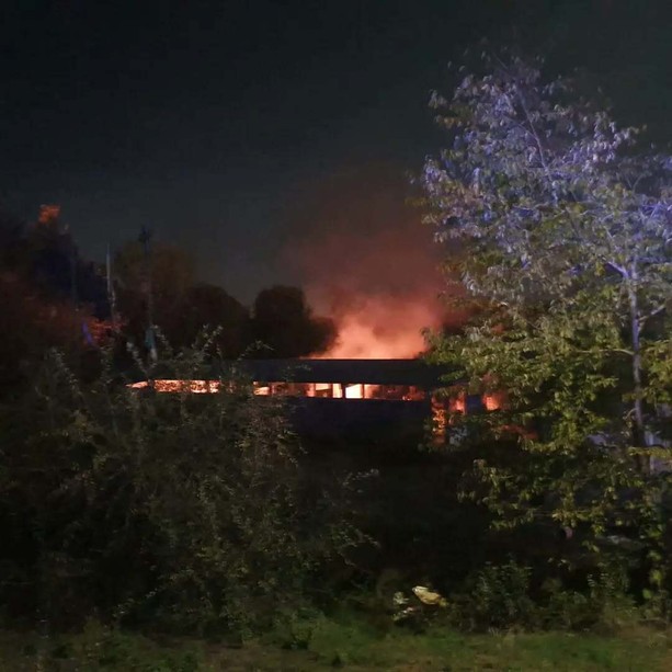 Alba, senza fissa dimora accendono il fuoco per scaldarsi, fiamme fuori controllo: sfiorato altro incendio al parco sul Tanaro