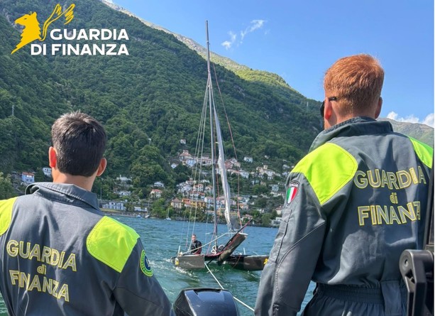 Catamarano si ribalta per il vento forte sul lago Maggiore: diportista salvato dalla motovedetta della Guardia di Finanza