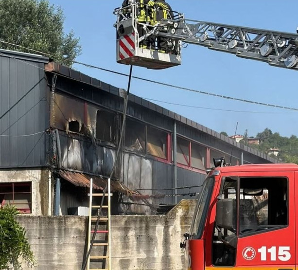 Giornata intensa per i Vigili del Fuoco: incendi a Canelli e Calliano, poi un soccorso ad Asti Giornata intensa per i Vigili del Fuoco: incendi a Canelli e Calliano, poi un soccorso ad Asti