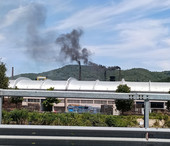 Blackout elettrico all’Italiana Coke, fumo nero dalle ciminiere: Lambertini: "Non è più tollerabile" Blackout elettrico all’Italiana Coke, fumo nero dalle ciminiere: Lambertini: "Non è più tollerabile"