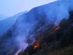 Incendi senza tregua nel Cuneese: il rogo sul monte Piastra entra nel sesto giorno