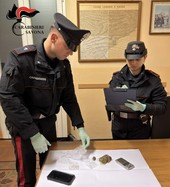 Albisola, lite in casa fa scattare i controlli: arrestato 18enne con 100 g di hashish