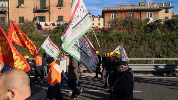 Ex Ilva, Acciaierie d'Italia annuncia la fermata temporanea degli stabilimenti di Genova e Novi Ligure. I sindaci: "Inaccettabile" Ex Ilva, Acciaierie d'Italia annuncia la fermata temporanea degli stabilimenti di Genova e Novi Ligure. I sindaci: "Inaccettabile"