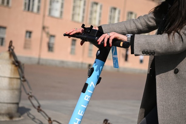 Sul monopattino senza casco, 155 multe in 2 settimane: giro di vite della Municipale per le strade di Torino