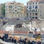 Piazza Eroi, arrivano le travi per l’ultimo livello del parcheggio: il cantiere entra nella fase decisiva (Foto) Piazza Eroi, arrivano le travi per l’ultimo livello del parcheggio: il cantiere entra nella fase decisiva (Foto)