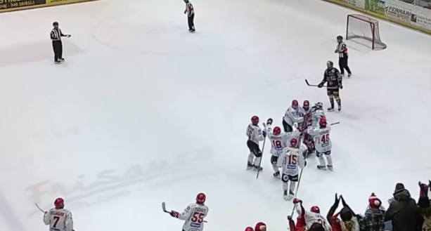 Mastini ko ai rigori (2-3), sabato decide tutto il 7° uomo di via Albani. Milano da ottobre avrà il suo palaghiaccio alla Fiera Mastini ko ai rigori (2-3), sabato decide tutto il 7° uomo di via Albani. Milano da ottobre avrà il suo palaghiaccio alla Fiera