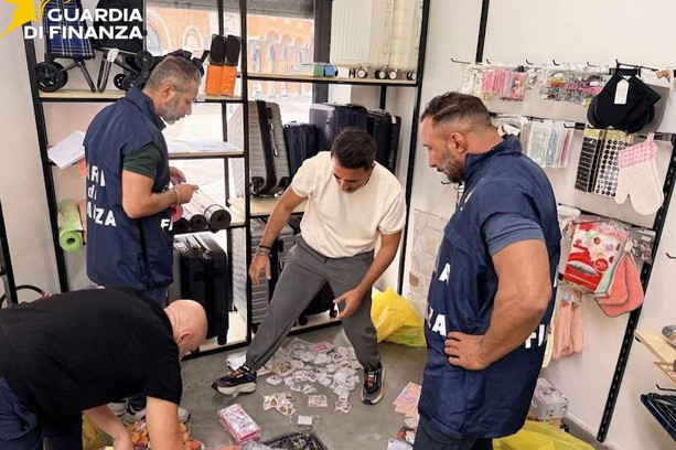 Giochi contraffatti e non sicuri: la Guardia di Finanza di Varese sequestra oltre 20 mila giocattoli e 300 dispositivi elettrici Giochi contraffatti e non sicuri: la Guardia di Finanza di Varese sequestra oltre 20 mila giocattoli e 300 dispositivi elettrici