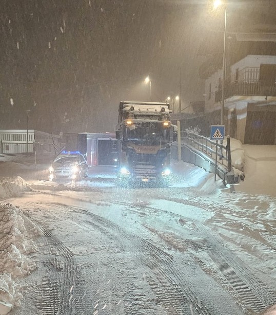Camion con 26 vitelli a bordo si ribalta nella notte a Pietraporzio Camion con 26 vitelli a bordo si ribalta nella notte a Pietraporzio