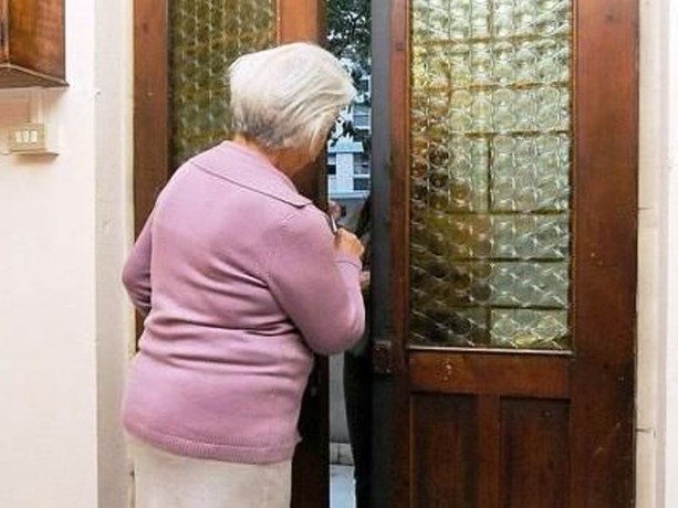 Anziana truffata online, la Polizia incastra il responsabile e recupera oltre 14mila euro sottratti alla donna Anziana truffata online, la Polizia incastra il responsabile e recupera oltre 14mila euro sottratti alla donna